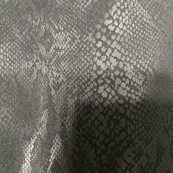 Express high rise black snake skin print leggins pants  size xs - Picture 5 of 6